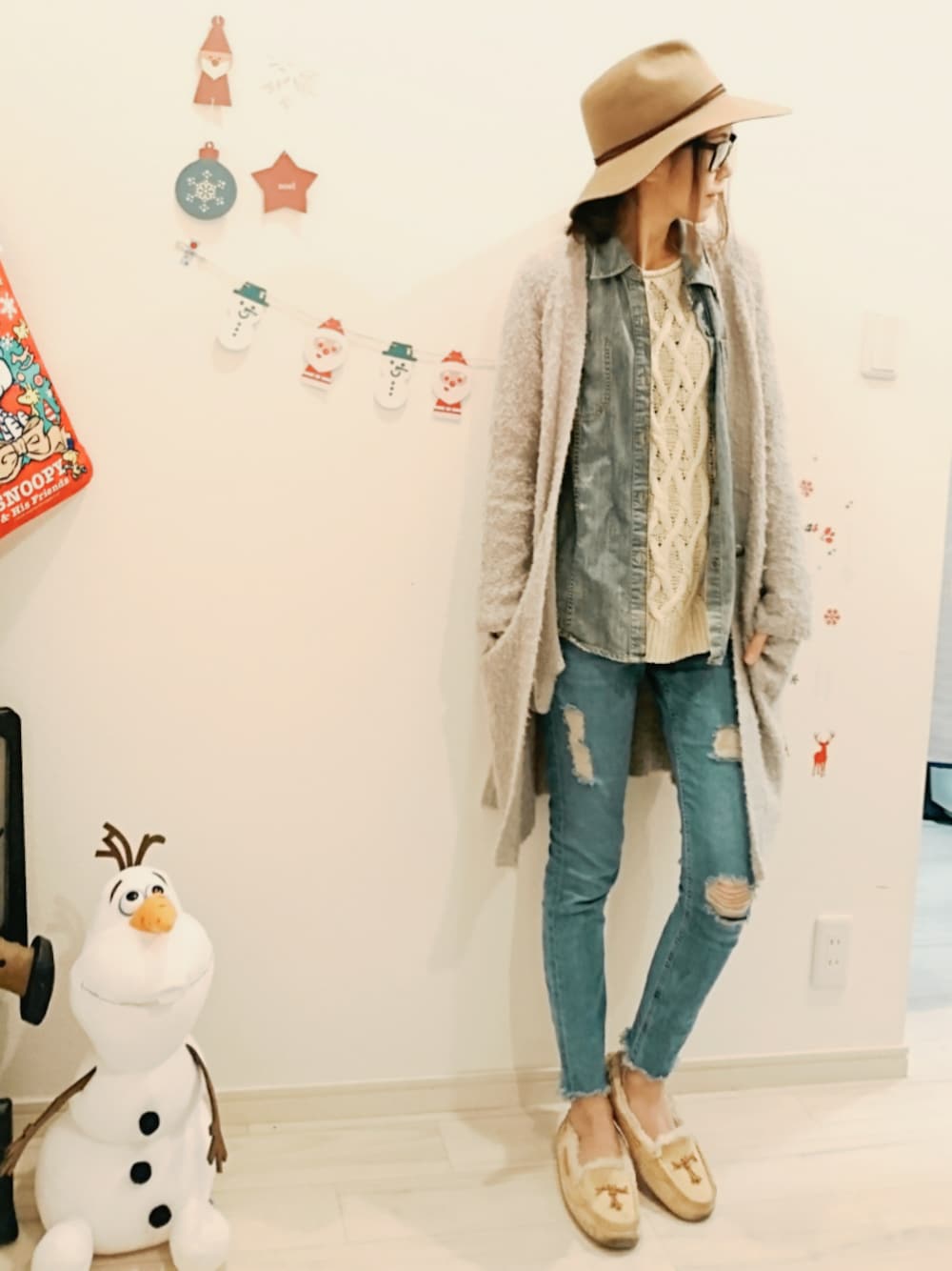 「冬、大人カジュアル、休日スタイル、ツバ広ハット、デニム オン デニム、ニット、モカシン、ロングカーディガン、DENIM&SUPPLY、カットオフ」｜「BAYFLOWのBAYFLOW／スウェードタイツバヒロハット（ハット、ブラウン系）」を使った、jamicoさん（レディース・165cm）の冬コーディネートの1枚目の写真