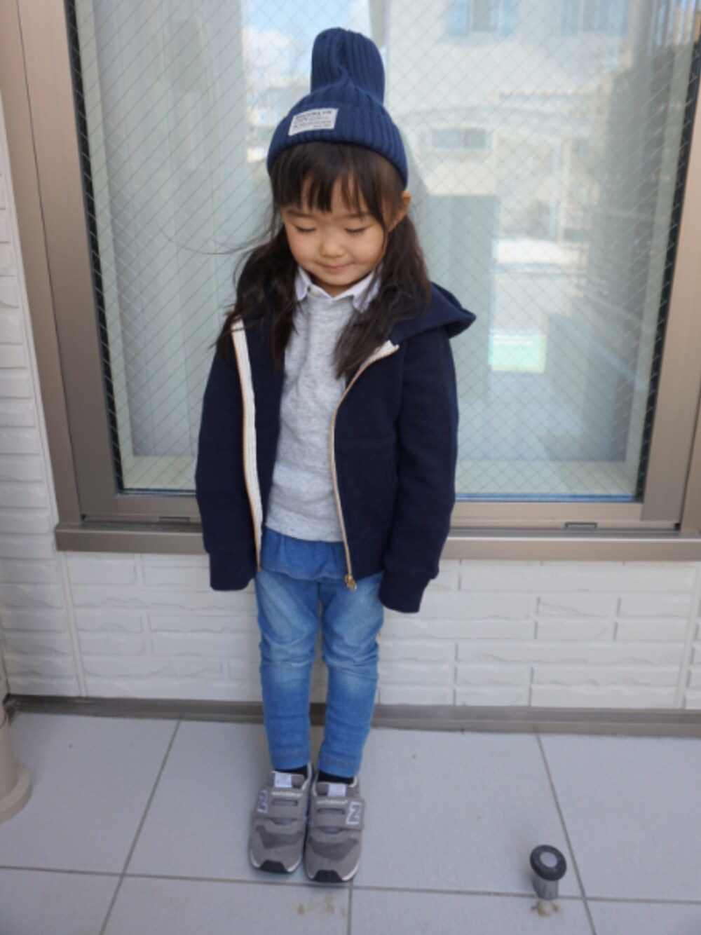 「シンプルコーデ、新居、ニット帽、ニューバランス、petit main、GLOBAL WORK」｜「こども ビームスのNEW BALANCE / New FS996 (12～16.5cm)（スニーカー、グレー系）」を使った、cocopapaさん（メンズ・180cm）の冬コーディネートの1枚目の写真