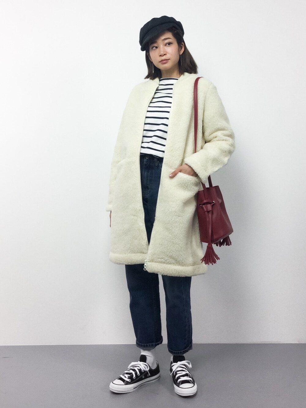 ホワイト系のその他アウター、ホワイト系のTシャツ/カットソー、レッド系のショルダーバッグを着用したレディースの冬コーディネートの1枚目の写真
