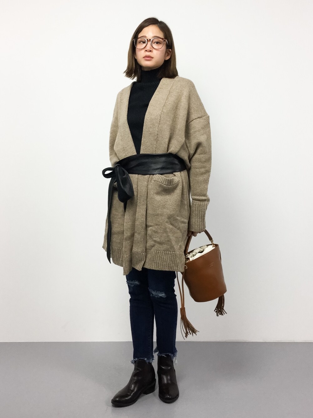 「カーディガン、パンツ、カジュアル、シンプル、black、ブラック、キレイめ、きれいめカジュアル、パンツスタイル、低身長」｜「MERCURYDUOのフレイドヘムスキニーパンツ（デニムパンツ、ブルー系）」を使った、mihiroさん（レディース・156cm）の冬コーディネートの1枚目の写真