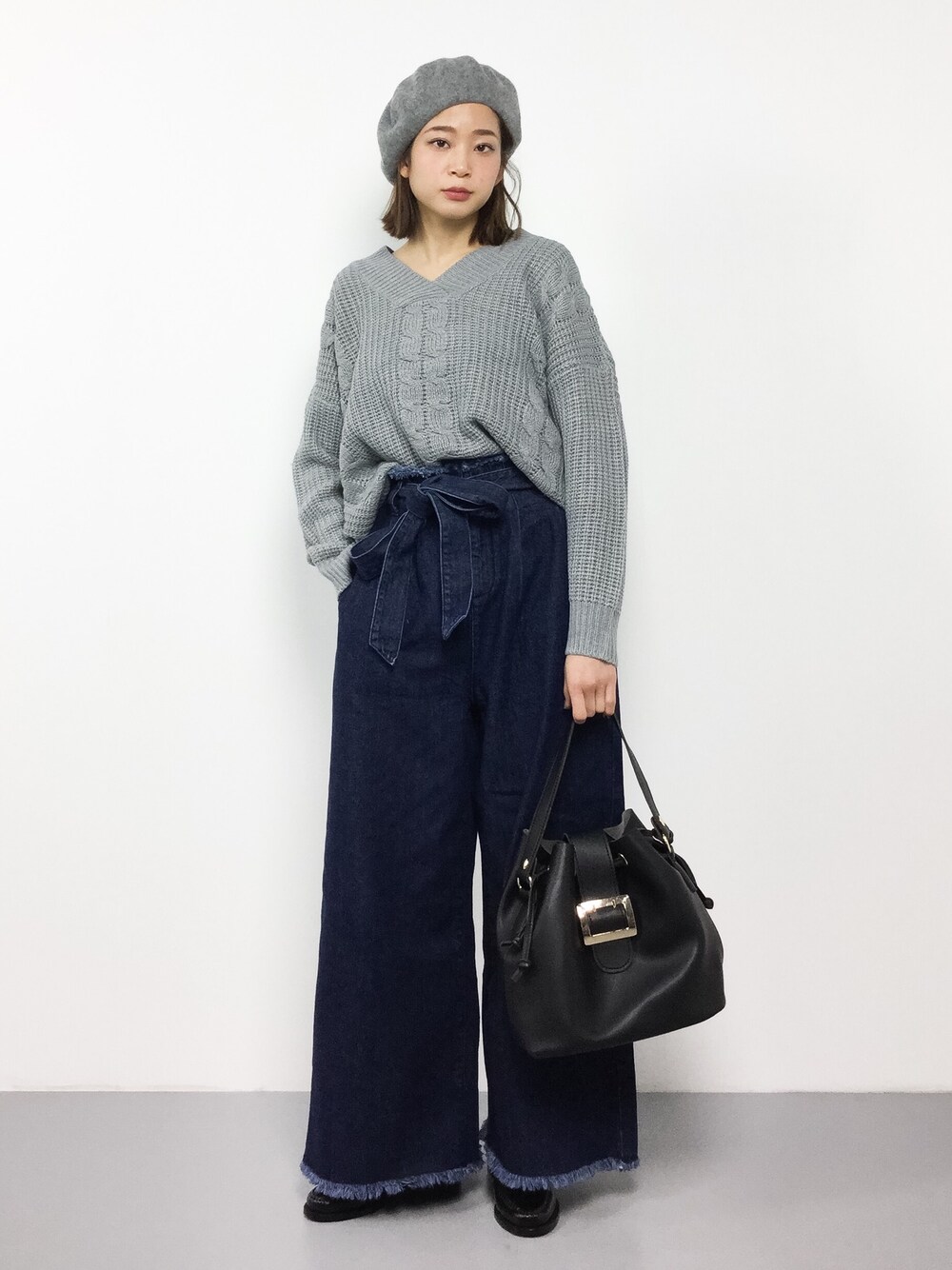 「デニム、カジュアル、シンプル、きれいめカジュアル、パンツスタイル、ootd、シンプルコーデ、低身長、カジュアルコーデ、outfit」｜「Re:EDITの[リエディ]ケーブル編みVネックニットトップス/セーター/ニットトップス（ニット/セーター、グレー系）」を使った、mihiroさん（レディース・156cm）の冬コーディネートの1枚目の写真