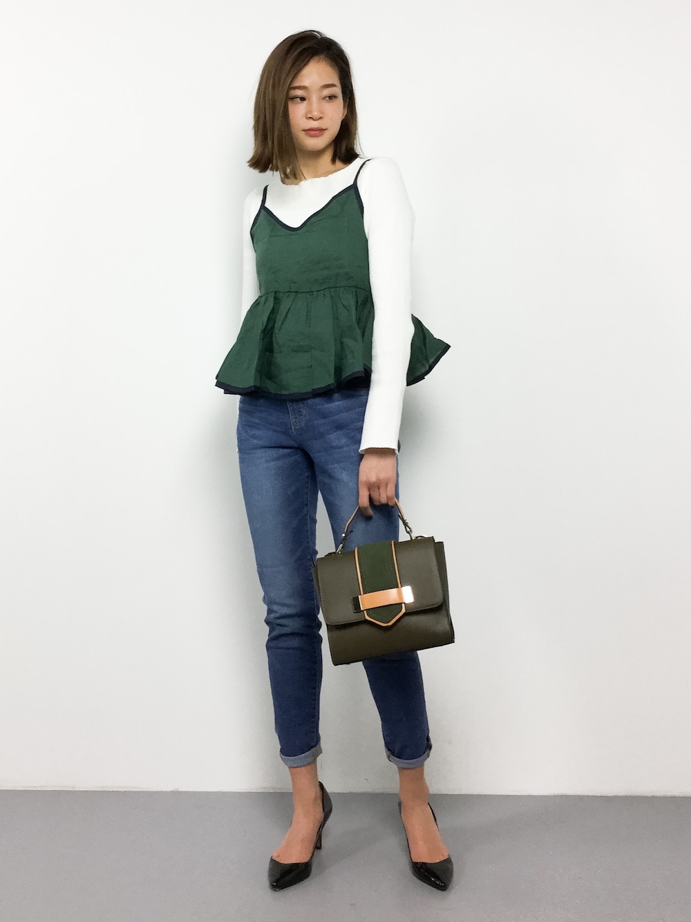 「デニム、カジュアル、シンプル、denim、パンツスタイル、ootd、低身長、カジュアルコーデ、オトナカジュアル、オトナ女子」｜「PLAIN CLOTHINGのバックリボンキャミソール【PLAIN CLOTHING】（キャミソール、グリーン系）」を使った、mihiroさん（レディース・156cm）の冬コーディネートの1枚目の写真