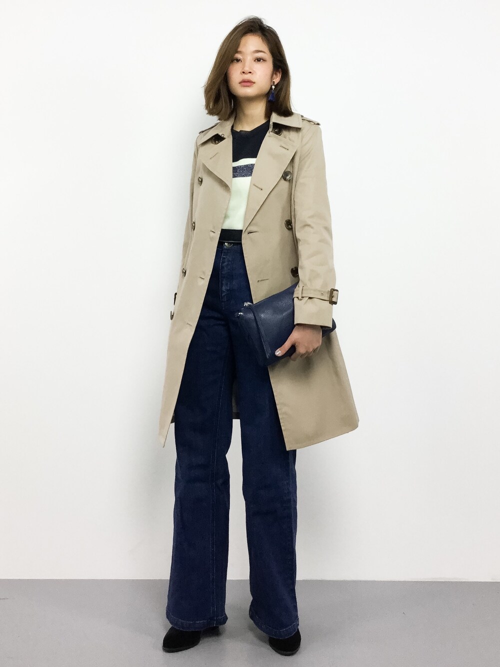 「カジュアル、シンプル、トレンチコート、デニムパンツ、パンツスタイル、シンプルコーデ、春コーデ、低身長、カジュアルコーデ、オトナ女子」｜「PLAIN CLOTHINGのラインラメトップス【PLAIN CLOTHING】（ニット/セーター、ベージュ系）」を使った、mihiroさん（レディース・156cm）の冬コーディネートの1枚目の写真