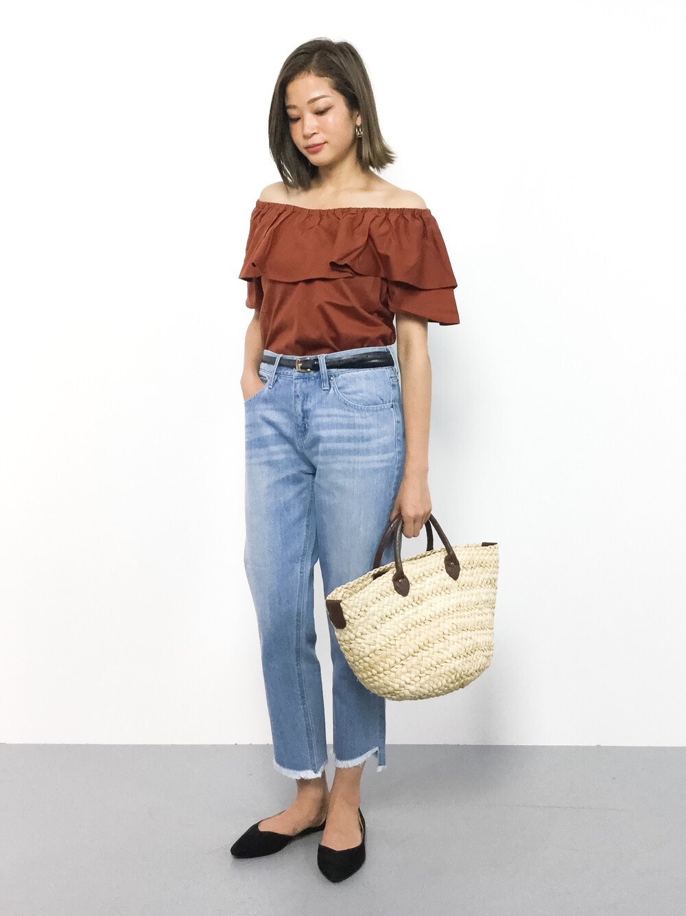 ブルー系のデニムパンツ、ブラウン系のTシャツ/カットソーを着用したレディースの夏コーディネートの1枚目の写真