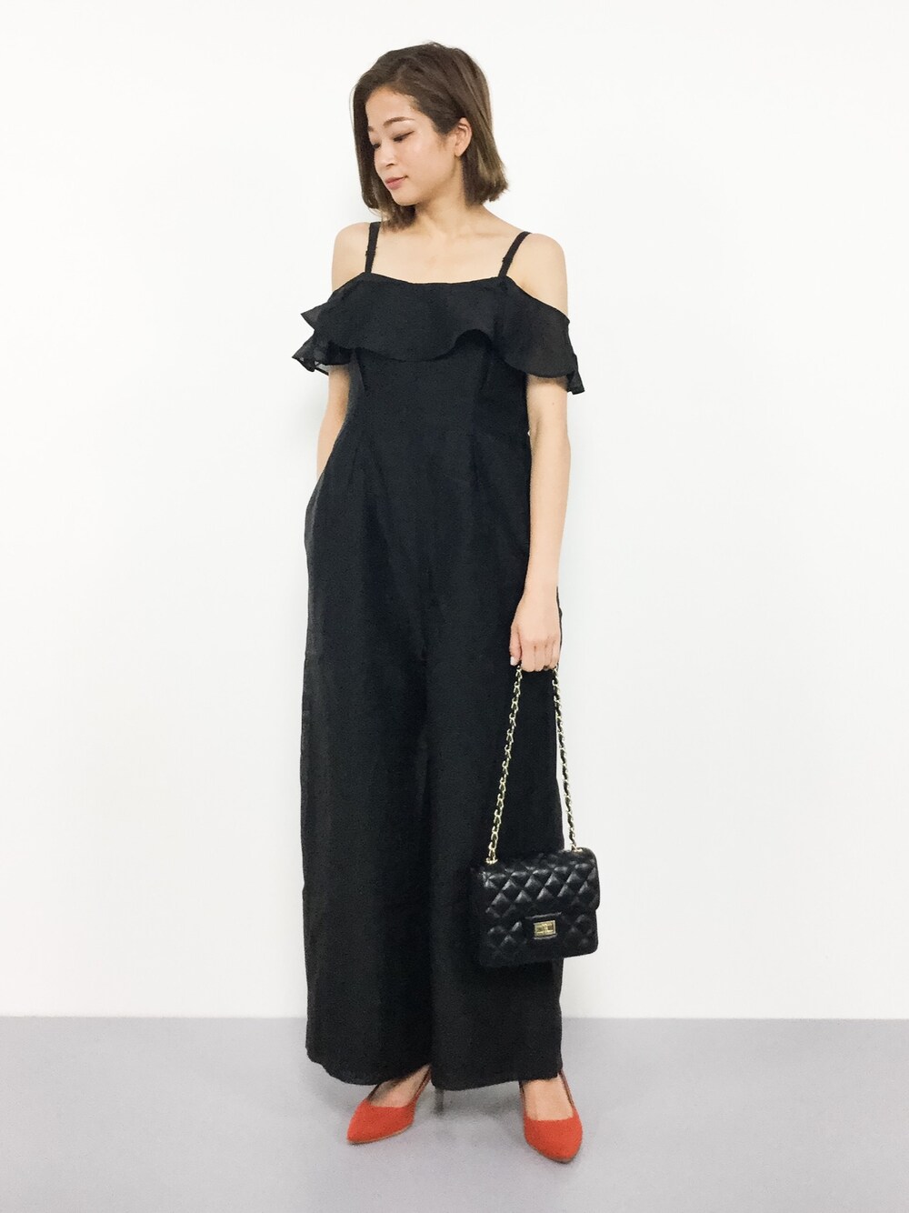 「パンツ、ブラック、イエロー、オールインワン、キレイめ、きれいめカジュアル、パンツスタイル、シンプルコーデ、オトナカワイイ、オトナ女子」｜「petit main LIENの【LIEN】フリル付きキャミソールタイプオールインワン（つなぎ/オールインワン、ブラック系）」を使った、mihiroさん（レディース・156cm）の夏コーディネートの1枚目の写真
