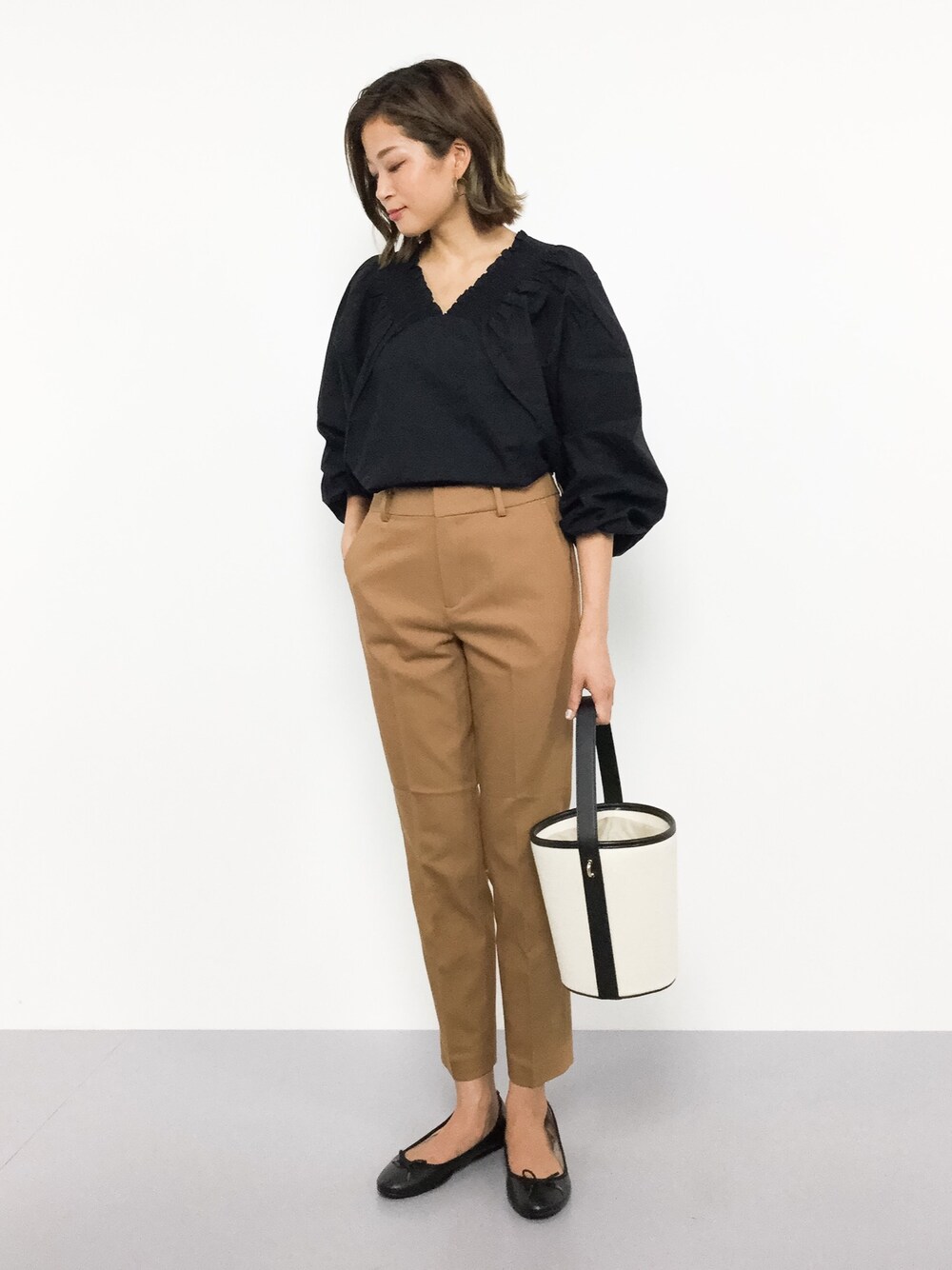 「テーパードパンツ、パンツ、ブラック、Vネック、ブラウン、キレイめ、パンツスタイル、シンプルコーデ、袖ボリューム、オトナ女子」｜「BLISS POINTの【S～XLサイズ展開】スタイルアップスリムストレートパンツ/763908（その他パンツ、ブラウン系）」を使った、mihiroさん（レディース・156cm）の秋コーディネートの1枚目の写真