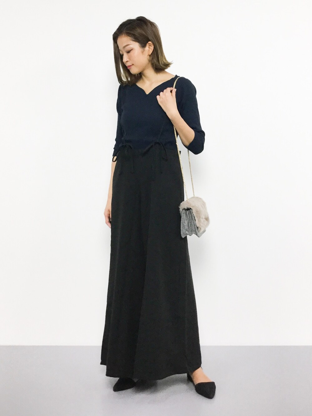 「パンツ、ブラック、ネイビー、オールインワン、秋のコーデ、ワイドパンツ、大人コーデ、パンツスタイル、シンプルコーデ、オトナ女子」｜「coca（coca）のシンプルデザイン細リボンサロペット（サロペット/オーバーオール、ブラック系）」を使った、mihiroさん（レディース・156cm）の秋コーディネートの1枚目の写真