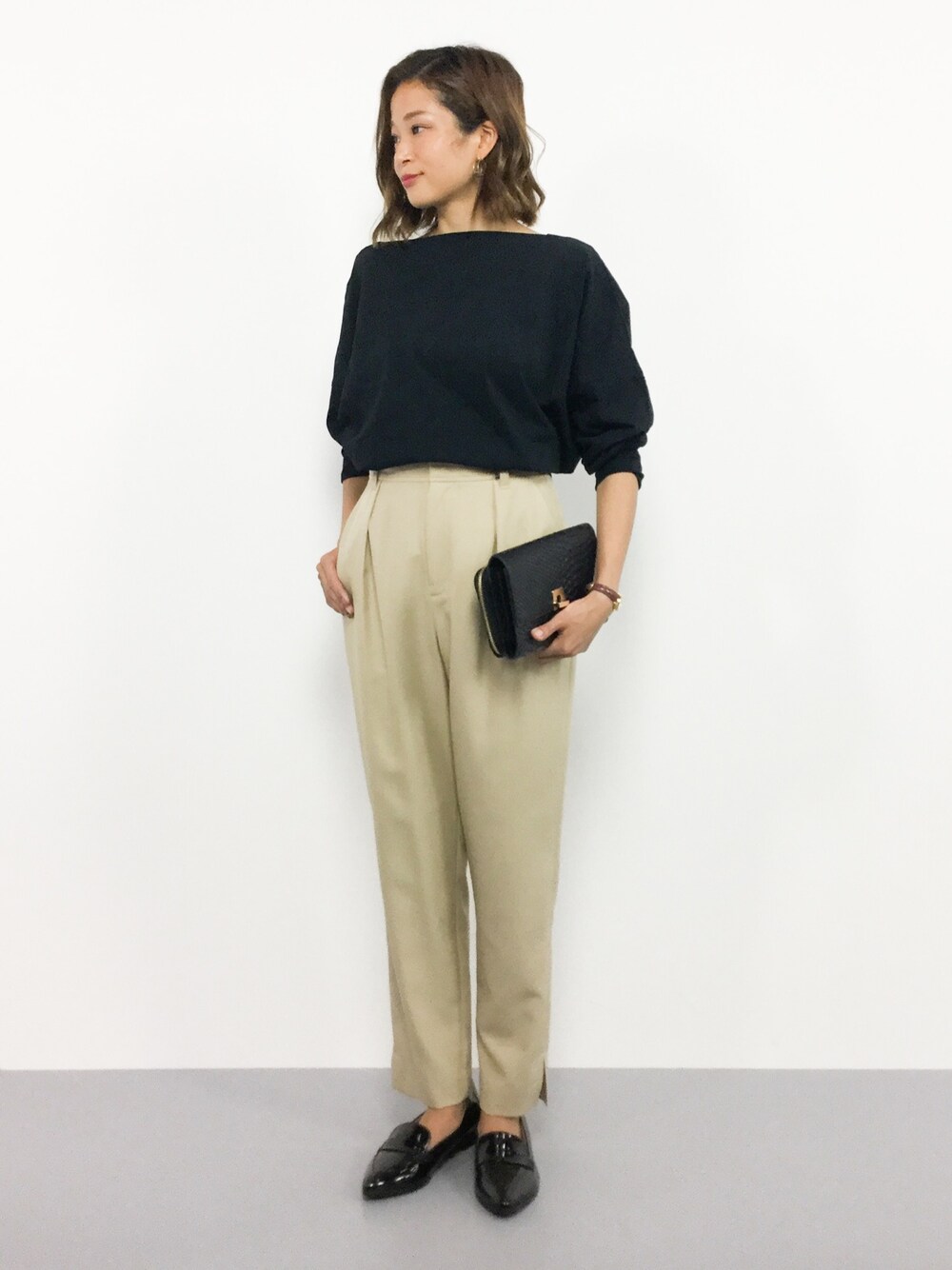 ベージュ系のその他パンツ、ブラック系のTシャツ/カットソーを着用したレディースの秋コーディネートの1枚目の写真