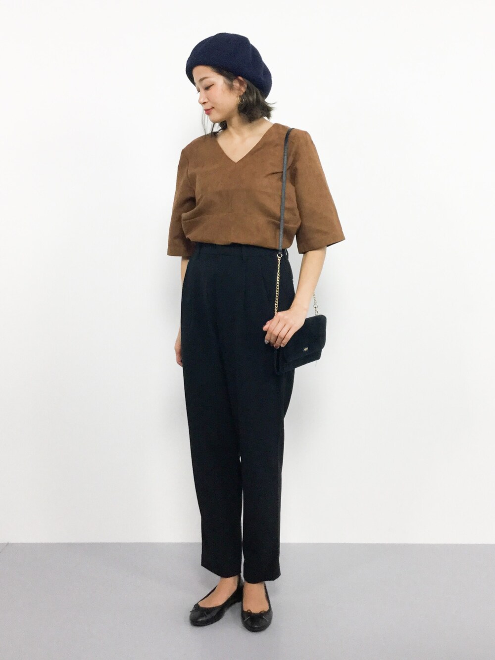 ブラック系のその他パンツ、イエロー系のTシャツ/カットソーを着用したレディースの秋コーディネートの1枚目の写真