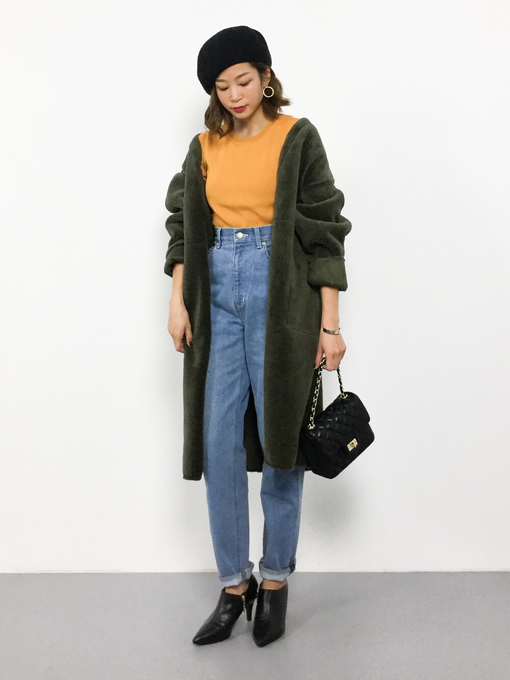 「テーパードパンツ、アウター、パンツ、シンプル、大人カジュアル、カーキ、きれいめカジュアル、パンツスタイル、オトナカジュアル、秋コーデ」｜「STUDIOUSの【WEB限定】STUDIOUS ハイライズテーパードデニム（デニムパンツ、ブルー系）」を使った、mihiroさん（レディース・156cm）の秋コーディネートの1枚目の写真