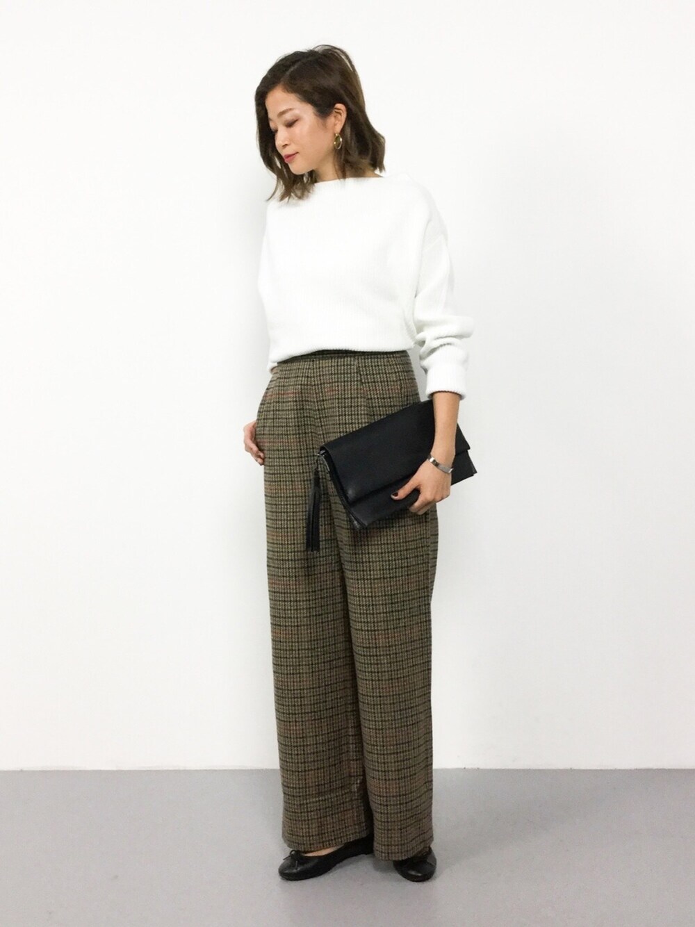 その他のその他パンツ、ホワイト系のニット/セーター、ブラック系のショルダーバッグを着用したレディースの秋コーディネートの1枚目の写真