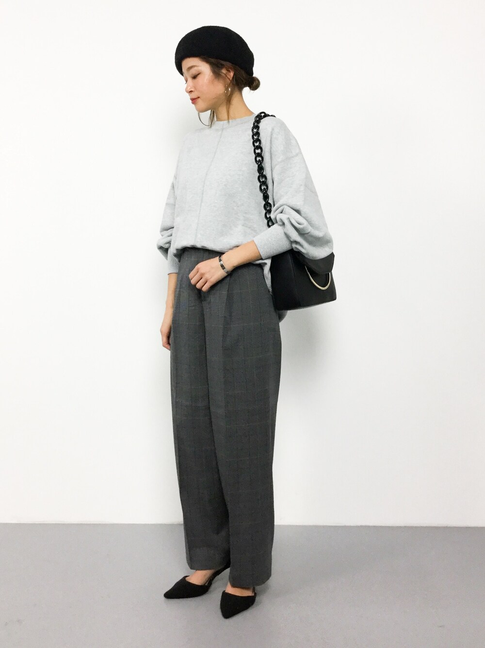 グレー系のその他パンツ、グレー系のTシャツ/カットソー、ブラック系のショルダーバッグを着用したレディースの秋コーディネートの1枚目の写真