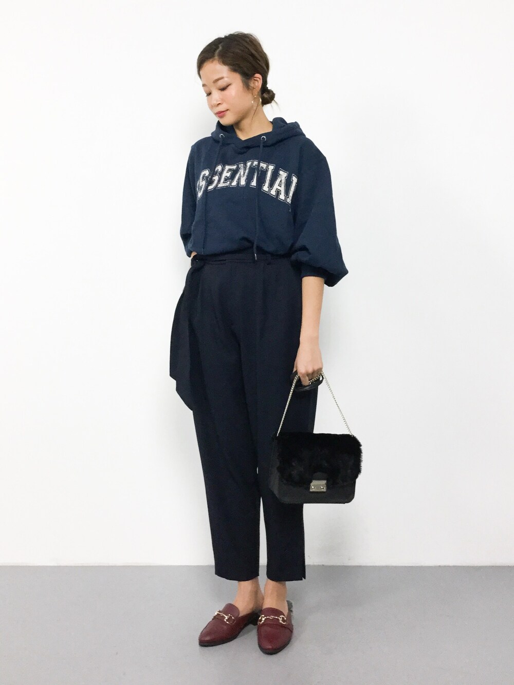 ブルー系のその他パンツ、ブルー系のパーカー、ブラック系のショルダーバッグを着用したレディースの秋コーディネートの1枚目の写真