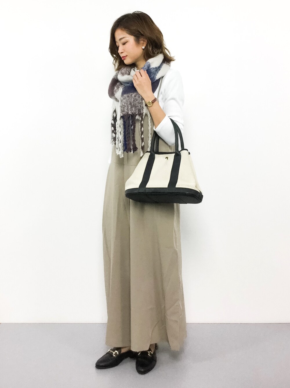 「パンツ、ストール、シンプル、ベージュ、オールインワン、冬コーデ、ワイドパンツ、ストールぐるぐる、冬、パンツスタイル」｜「CLEARIMPRESSION の【セットアイテム】サロペット＆インナーカットソー（サロペット/オーバーオール、グリーン系）」を使った、mihiroさん（レディース・156cm）の秋コーディネートの1枚目の写真