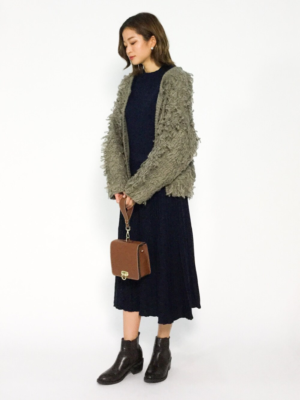 「カーディガン、ニット、ワンピース、シンプル、グレー、冬コーデ、ニットワンピース、冬、オトナカワイイ、オトナ女子」｜「green label relaxingのKF リブコンビ プリーツ ニットワンピース（ワンピース、ブルー系）」を使った、mihiroさん（レディース・156cm）の冬コーディネートの1枚目の写真