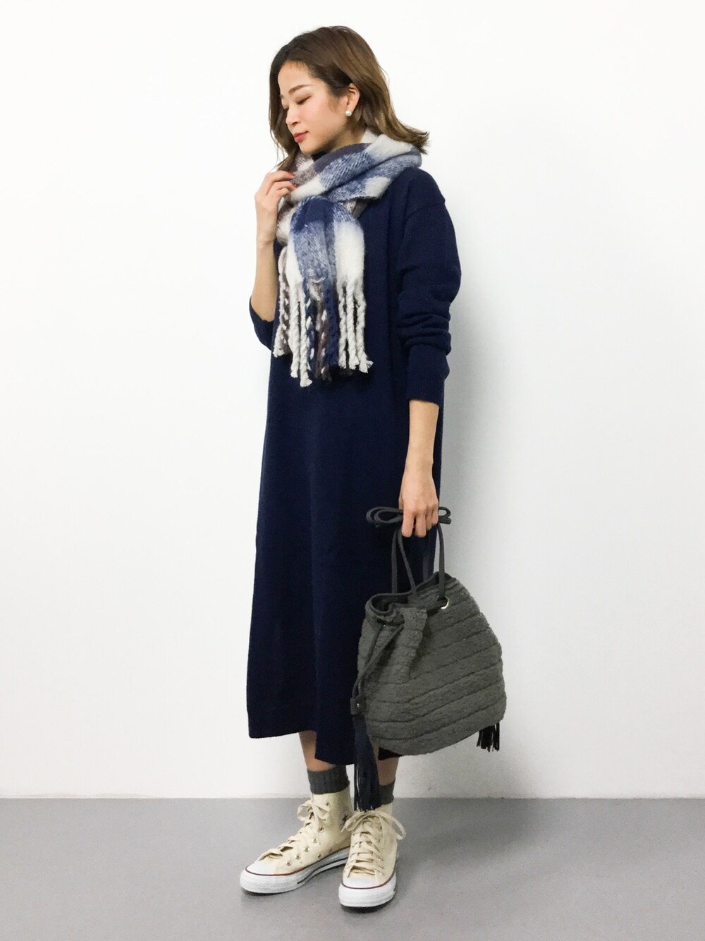 「チェック、ニット、コンバース、ワンピース、ストール、シンプル、ブラック、大人カジュアル、二ットワンピース、ストールぐるぐる」｜「Eldia'luのウエストリボンニットロングワンピース（ワンピース、ブルー系）」を使った、mihiroさん（レディース・156cm）の冬コーディネートの1枚目の写真