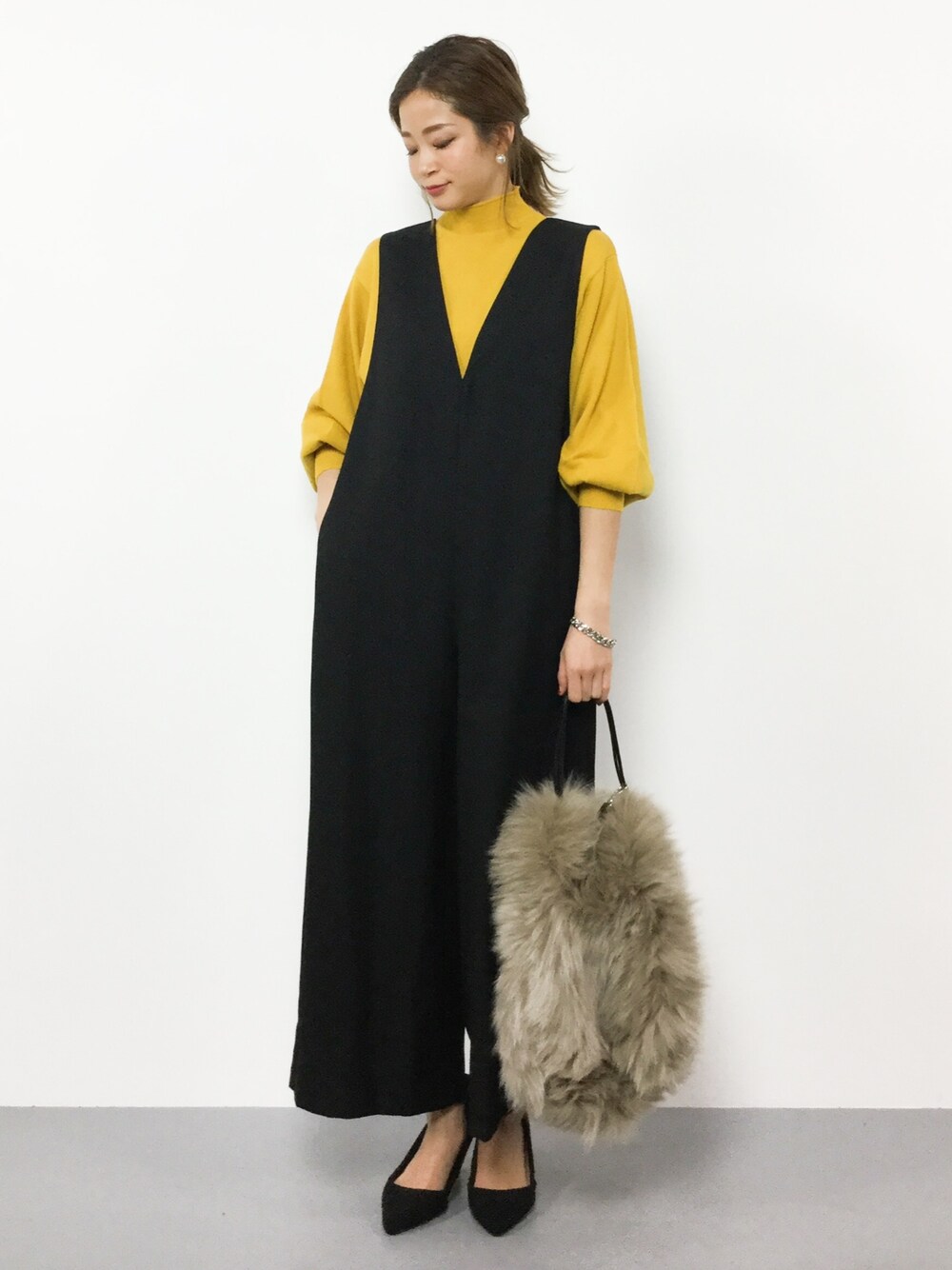 「ニット、シンプル、ブラック、オールインワン、ハイネック、タートルネック、ワイドパンツ、マスタード、パンツスタイル、冬のセール開催中です！」｜「ADAM ET ROPE'のCARREMAN Vネックロンパース（つなぎ/オールインワン、ブラック系）」を使った、mihiroさん（レディース・156cm）の冬コーディネートの1枚目の写真