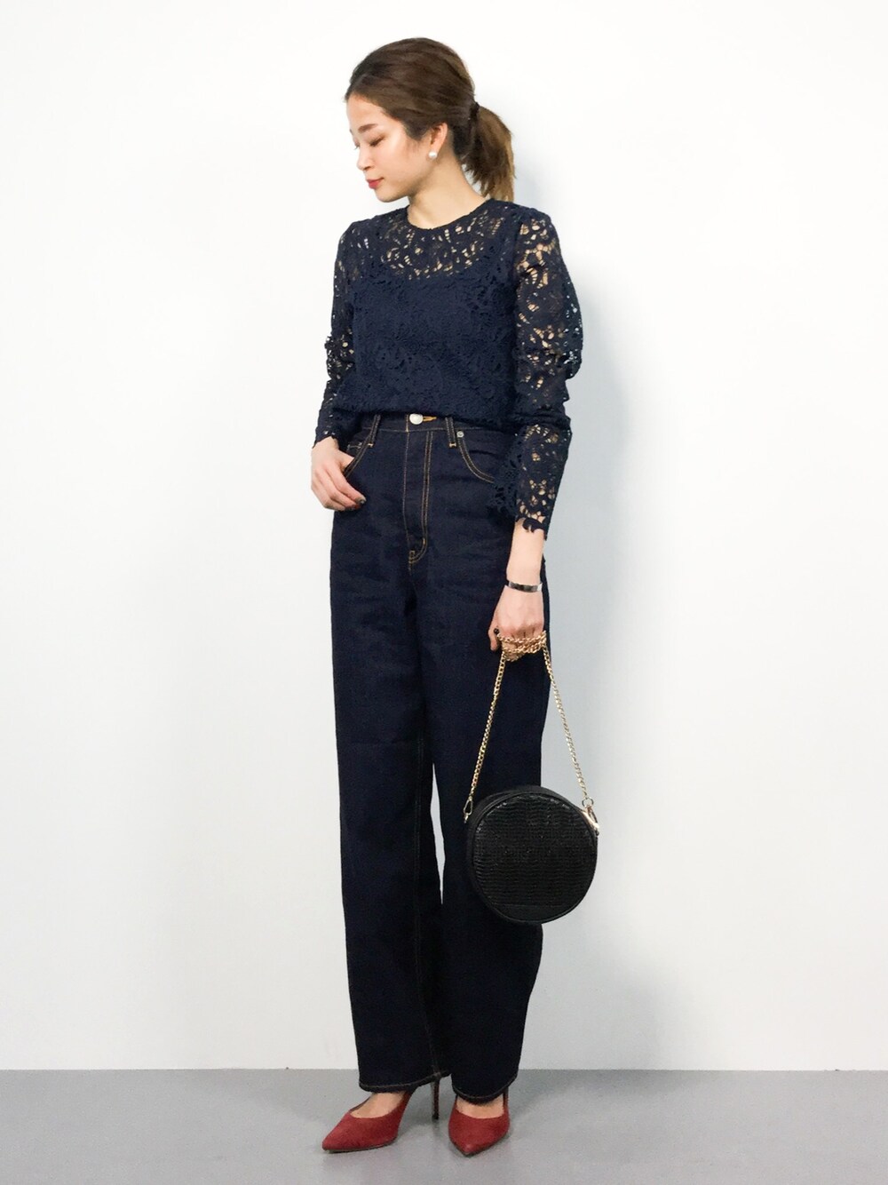 ブルー系のデニムパンツ、ブルー系のシャツ/ブラウスを着用したレディースの冬コーディネートの1枚目の写真