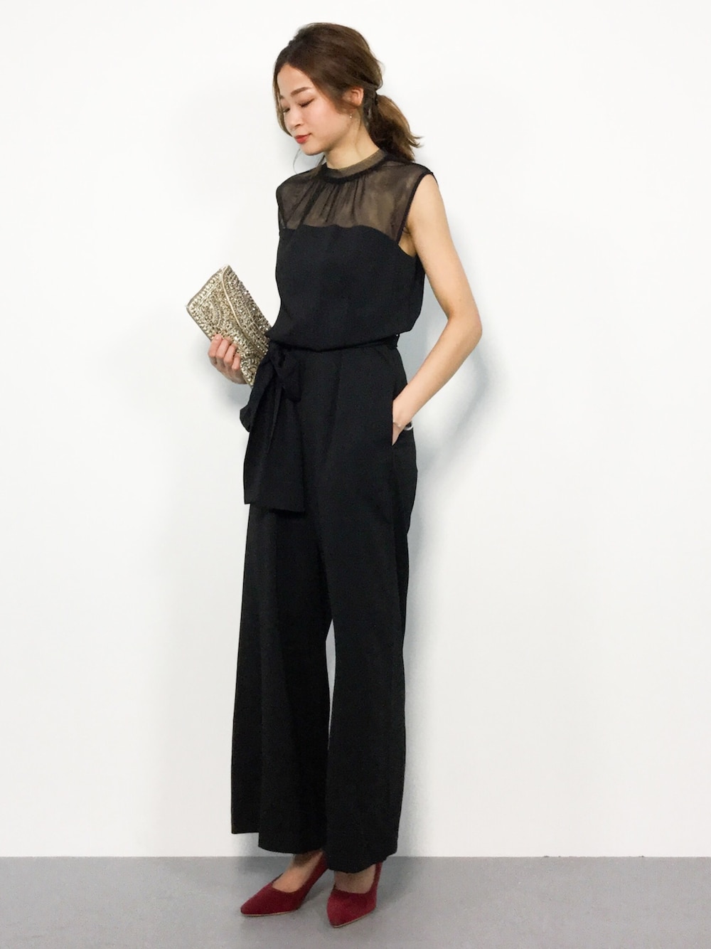 ブラック系のつなぎ/オールインワンを着用したレディースの春コーディネートの1枚目の写真