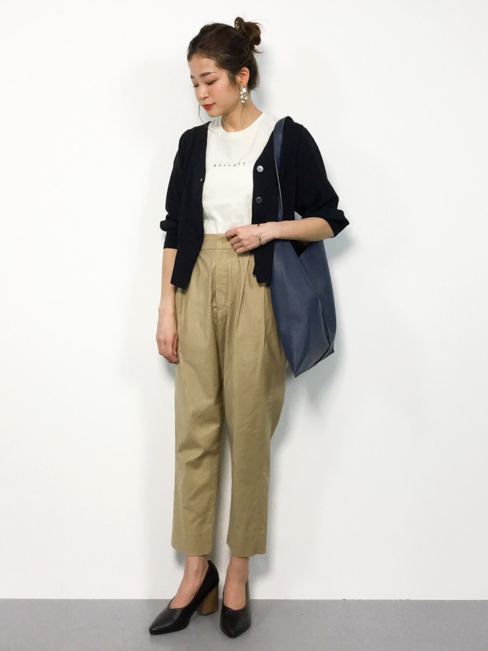 「テーパードパンツ、カーディガン、ニット、シンプル、ベージュ、きれいめカジュアル、パンツスタイル、春、春コーデ、オトナカジュアル」｜「CAPRICIEUX LE'MAGEの1upモテテーパードパンツ（その他パンツ、ベージュ系）」を使った、mihiroさん（レディース・156cm）の春コーディネートの1枚目の写真