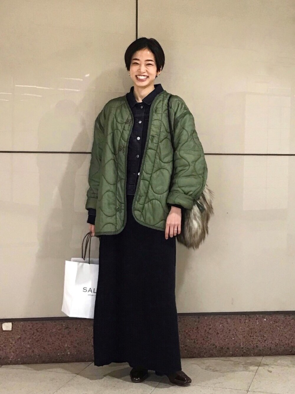 「シンプルコーデ、冬、あったかコーデ、大人カジュアル、ワンピース、デート、古着、カーキ、ショートブーツ、ブラック」｜「TODAYFULのリブソックスブーツ（ブーツ、ブラウン系）」を使った、mihiroさん（レディース・156cm）の冬コーディネートの1枚目の写真