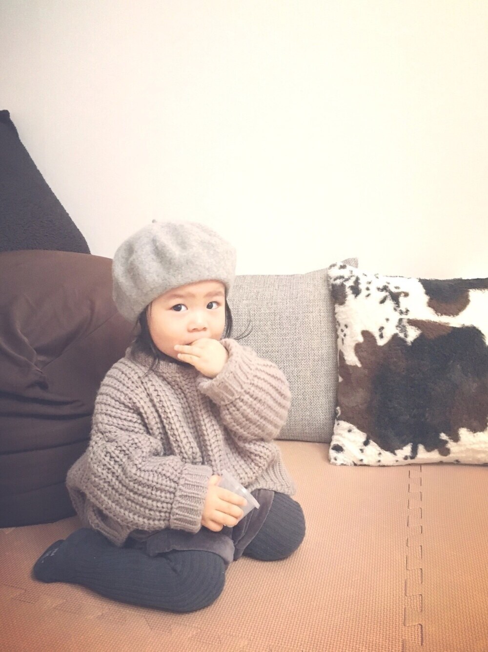 「キッズコーデ、kids、おんなのこ、1歳半、シンプル、ざっくりニット、オーバーサイズ、ベレー帽、地味ーズ。」｜「リンクコーデ❤️のアイテム（その他、その他）」を使った、emma*◡̈**さん（キッズ・80cm）の冬コーディネートの1枚目の写真