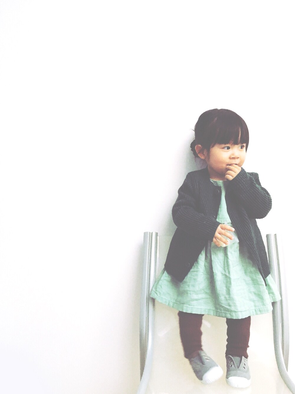 「kids、1歳、おんなのこ、キッズコーデ、春コーデ、オーバーサイ〜ず」｜「koriaのno sleeve onepiece（ワンピース、グリーン系）」を使った、emma*◡̈**さん（キッズ・70cm）の春コーディネートの1枚目の写真