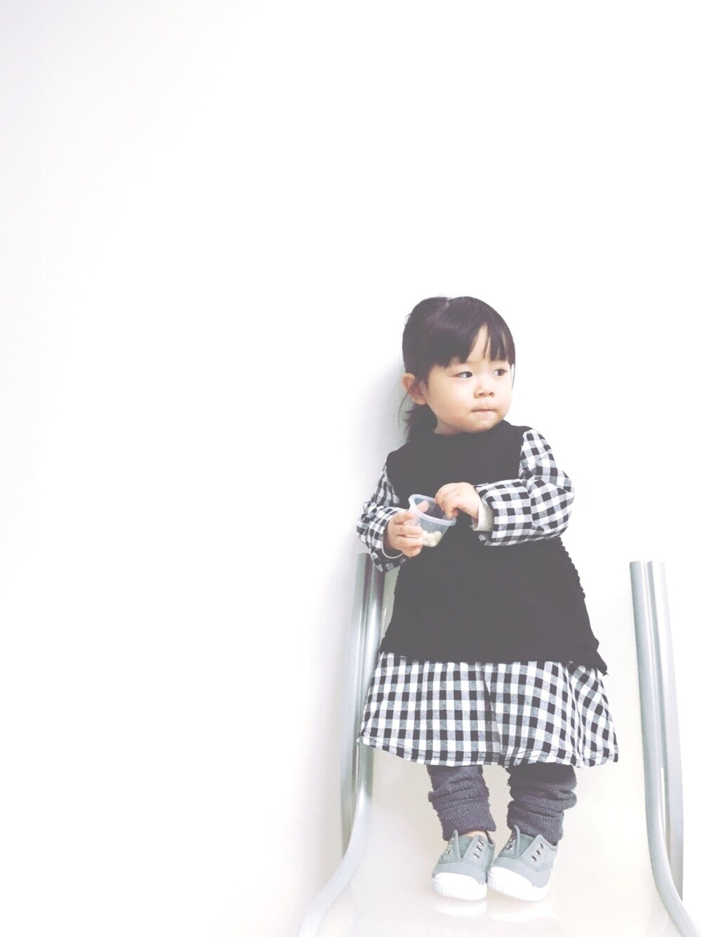 「キッズコーデ、kids、1歳、おんなのこ、ギンガムチェック、ワンピース、モノトーン、オーバーサイ〜ず」｜「koriaのmingnon leggins pants（レギンス/スパッツ、グレー系）」を使った、emma*◡̈**さん（キッズ・70cm）の春コーディネートの1枚目の写真