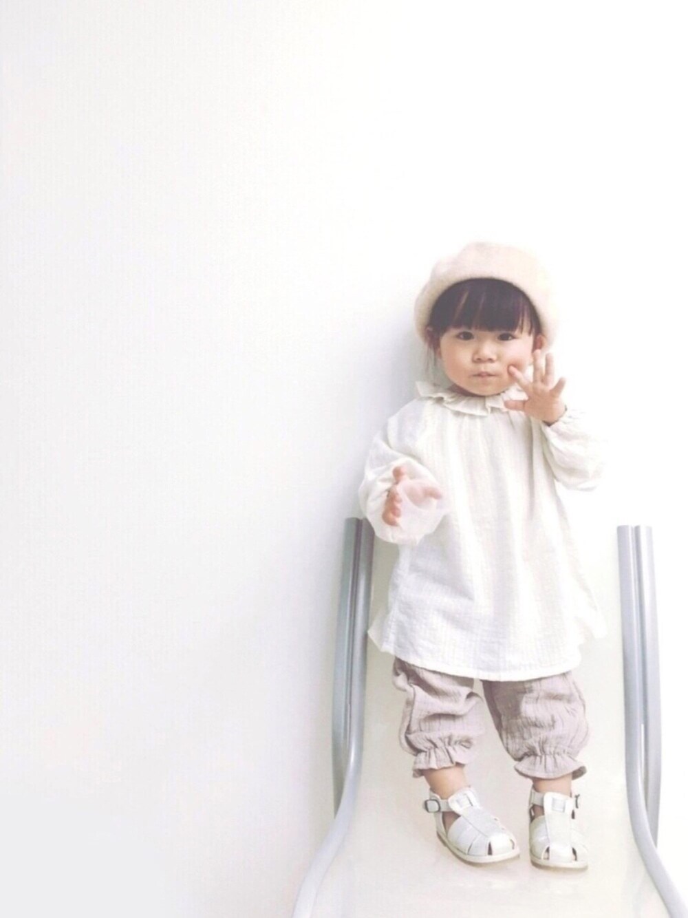 「キッズコーデ、kids、1歳、おんなのこ、はるコーデ、ベレー帽、オーバーサイ〜ず、淡色コーデ、地味ーズ。、韓国子供服」｜「koriaのフリルブラウス（ワンピース、ホワイト系）」を使った、emma*◡̈**さん（キッズ・70cm）の春コーディネートの1枚目の写真