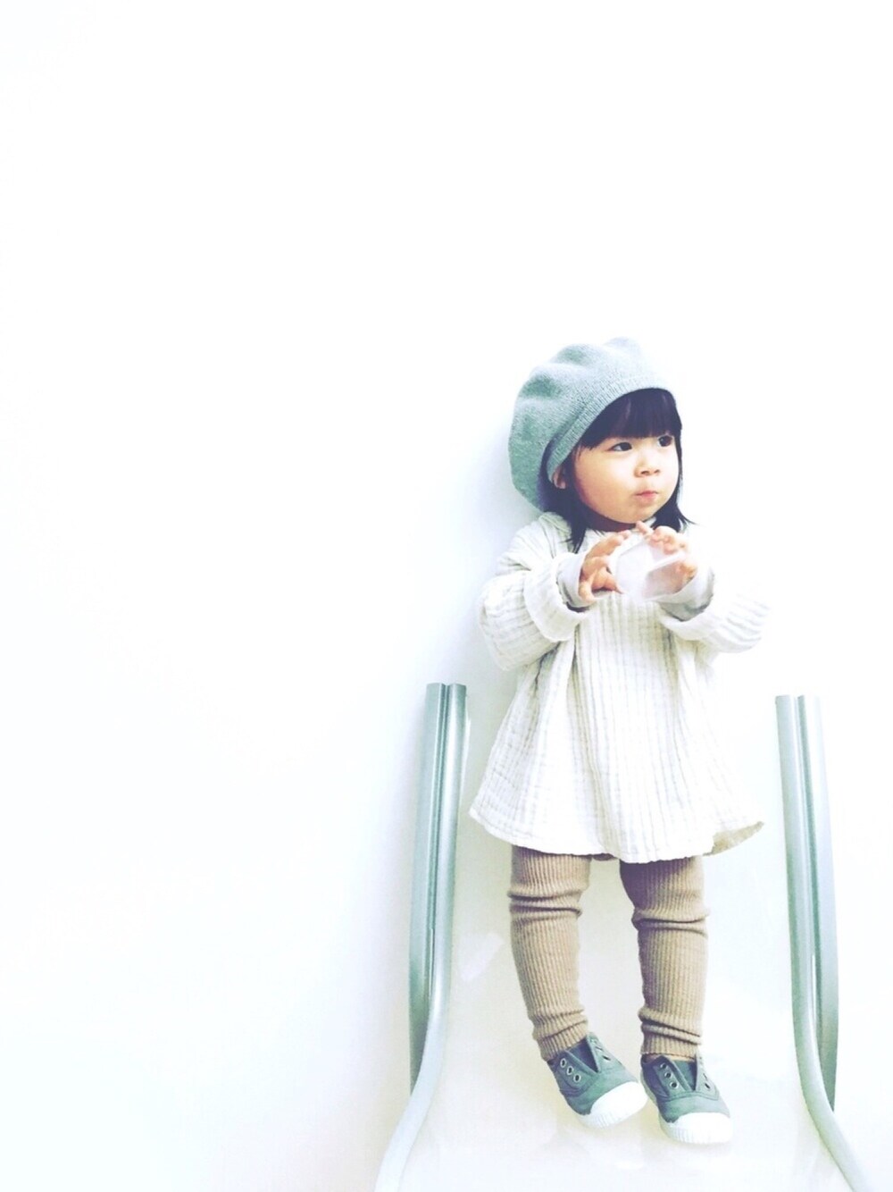 「kids、キッズコーデ、はるコーデ、シンプル、1歳、おんなのこ、ベレー帽、オーバーサイ〜ず、オーバーサイズ、韓国子供服」｜「koriaのアイテム（シャツ/ブラウス、ホワイト系）」を使った、emma*◡̈**さん（キッズ・70cm）の春コーディネートの1枚目の写真