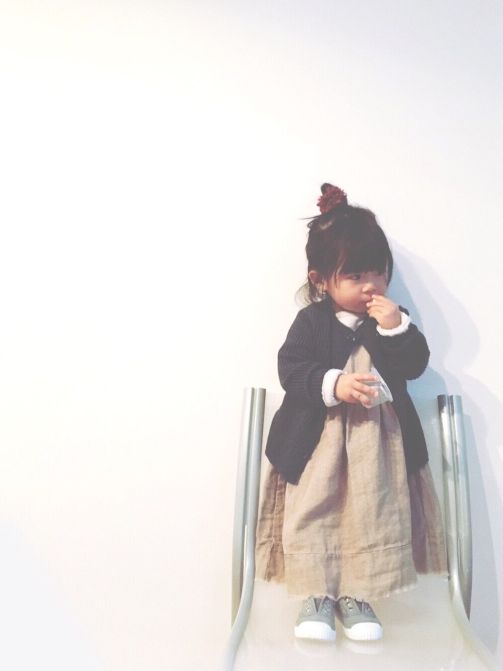 「キッズコーデ、kids、1歳、おんなのこ、グリーンフェス❸だよー！、グリーン、カーディガン、ワンピース、オーバーサイ〜ず、韓国子供服」｜「koriaのHewn one-piece（ワンピース、ベージュ系）」を使った、emma*◡̈**さん（キッズ・70cm）の冬コーディネートの1枚目の写真