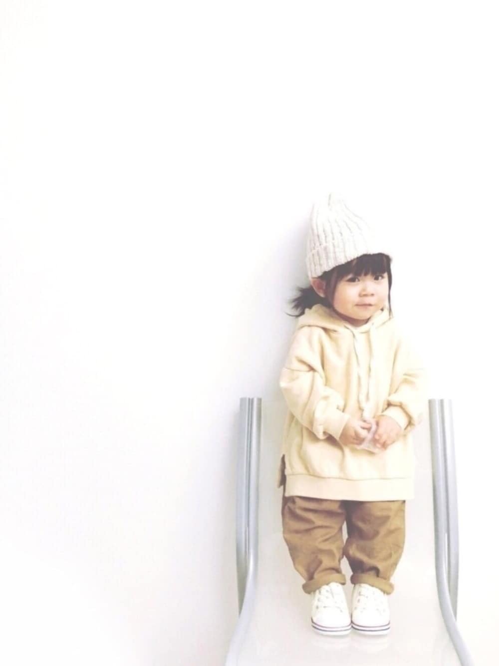 「kids、キッズコーデ、1歳、おんなのこ、パーカー、チノパン、オーバーサイ〜ず、ニット帽、淡色コーデ、韓国子供服」｜「koriaのアイテム（パーカー、イエロー系）」を使った、emma*◡̈**さん（キッズ・70cm）の冬コーディネートの1枚目の写真