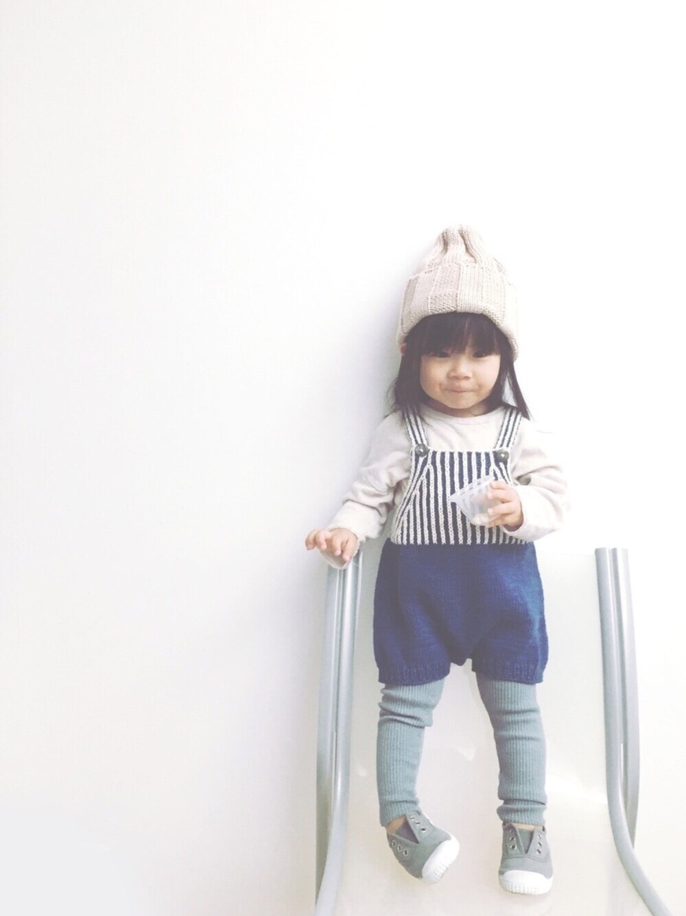 「サロペスタ、サロペット、kids、キッズコーデ、1歳、おんなのこ、北欧、韓国子供服」｜「misha and puffのアイテム（サロペット/オーバーオール、ブルー系）」を使った、emma*◡̈**さん（キッズ・70cm）の春コーディネートの1枚目の写真