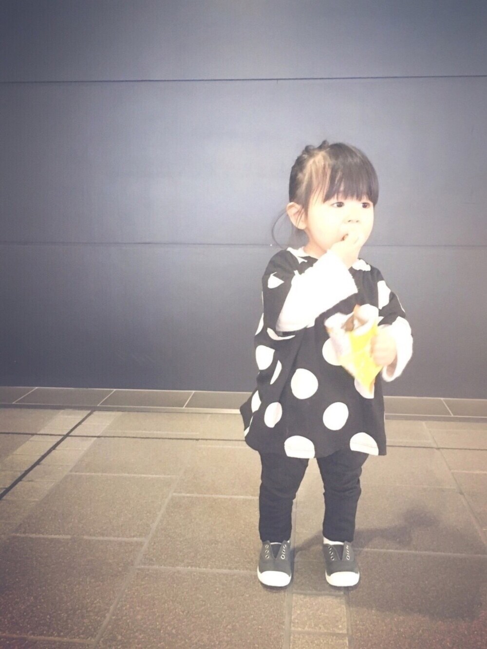 「kids、キッズコーデ、1歳、おんなのこ、ドット、モノトーン、オーバーサイ〜ず、韓国子供服、サロペスタ告知、保育園コーデ」｜「koriaのMVドットTシャツ（Tシャツ/カットソー、ブラック系）」を使った、emma*◡̈**さん（キッズ・70cm）の春コーディネートの1枚目の写真