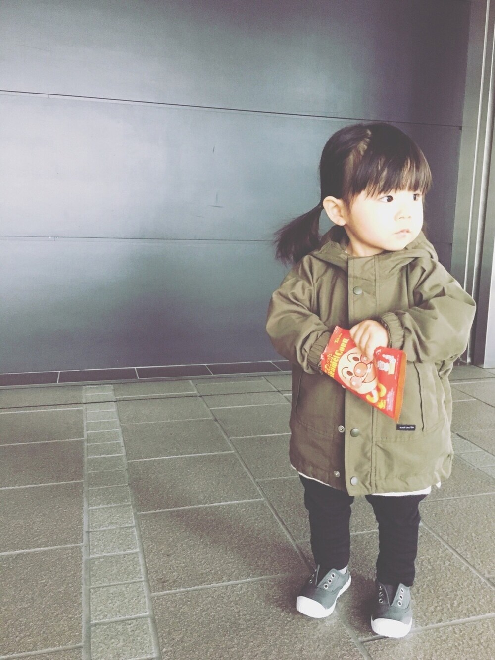 「キッズコーデ、kids、1歳、おんなのこ、マウンテンパーカー、シンプルコーデ、地味ーズ。、保育園コーデ」｜「quoti use fithのマウンテンパーカー（マウンテンパーカー、グリーン系）」を使った、emma*◡̈**さん（キッズ・70cm）の春コーディネートの1枚目の写真