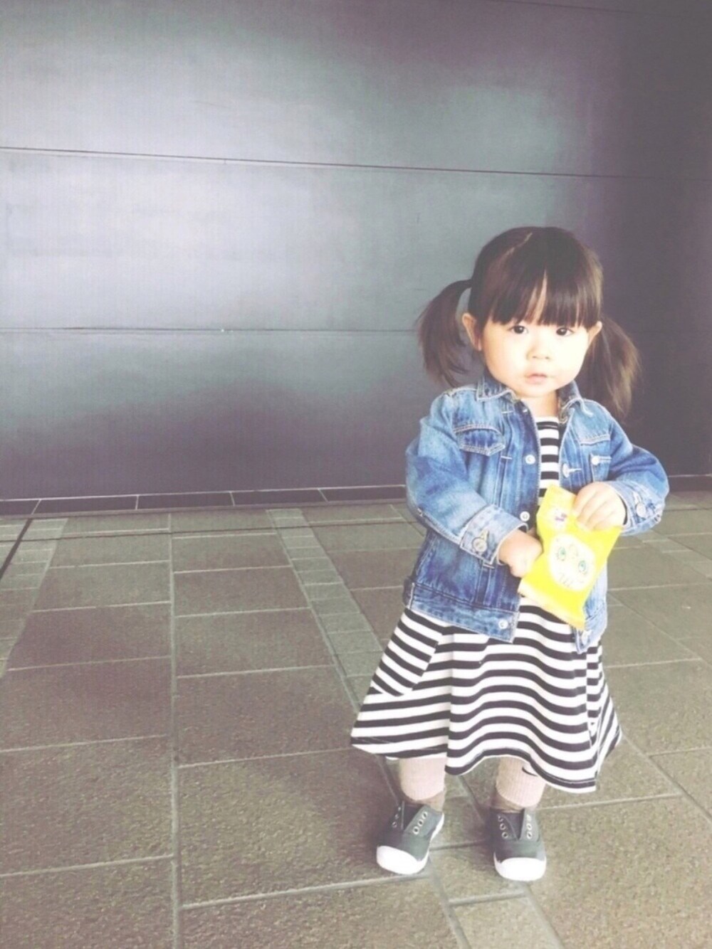 「キッズコーデ、kids、1歳、おんなのこ、ボーダー、ちびボーダー族、オーバーサイ〜ず、Gジャン、韓国子供服、保育園コーデ」｜「koreaのアイテム（ワンピース、ホワイト系）」を使った、emma*◡̈**さん（キッズ・70cm）の春コーディネートの1枚目の写真