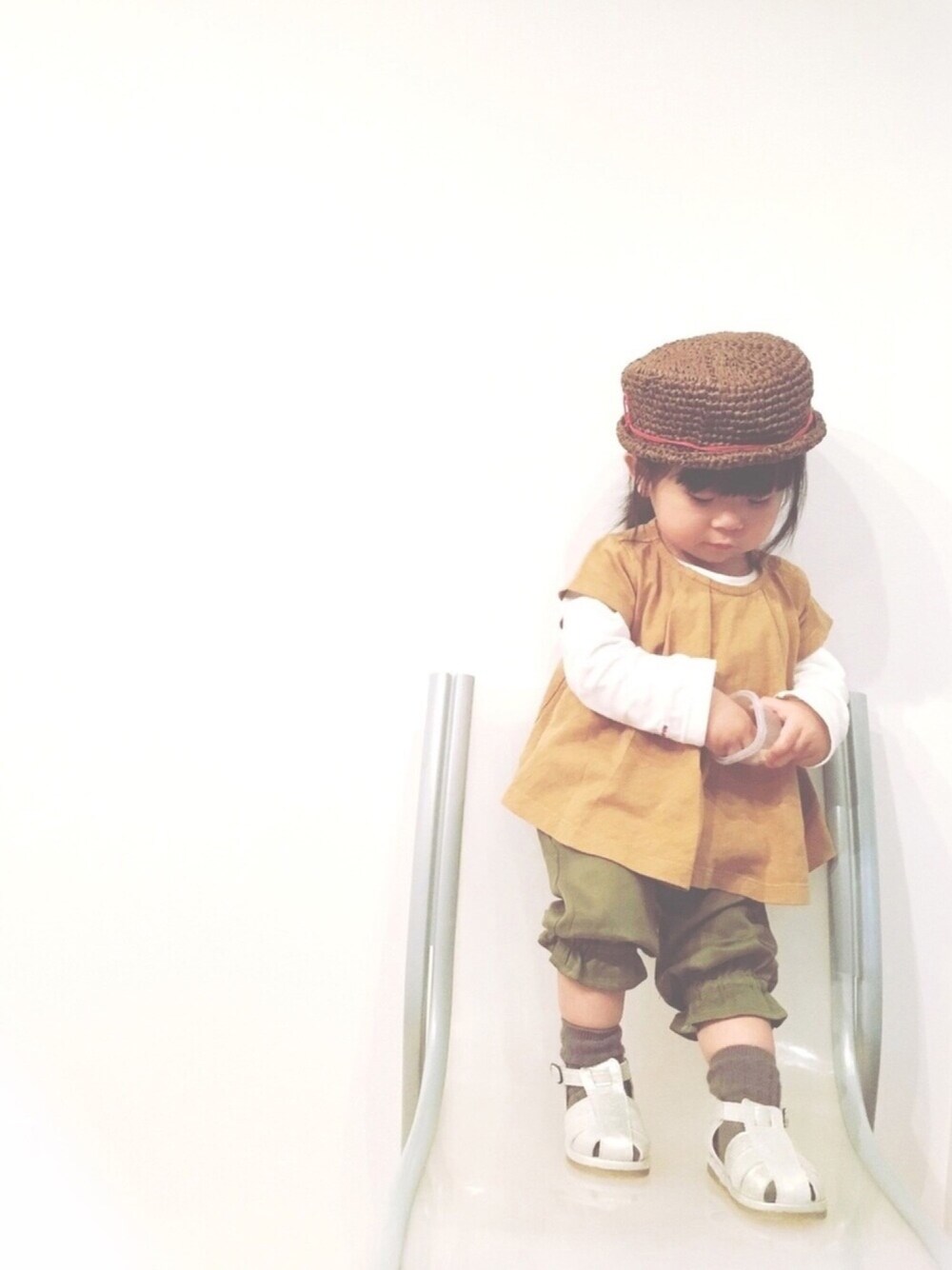 「キッズコーデ、kids、1歳、おんなのこ、春コーデ、保育園コーデ、カンカン帽」｜「Ocean&GroundのＳＡＫＵＲＡ ＢＬＯＵＳＥ Ｔ (80～140cm)（Tシャツ/カットソー、ベージュ系）」を使った、emma*◡̈**さん（キッズ・70cm）の春コーディネートの1枚目の写真