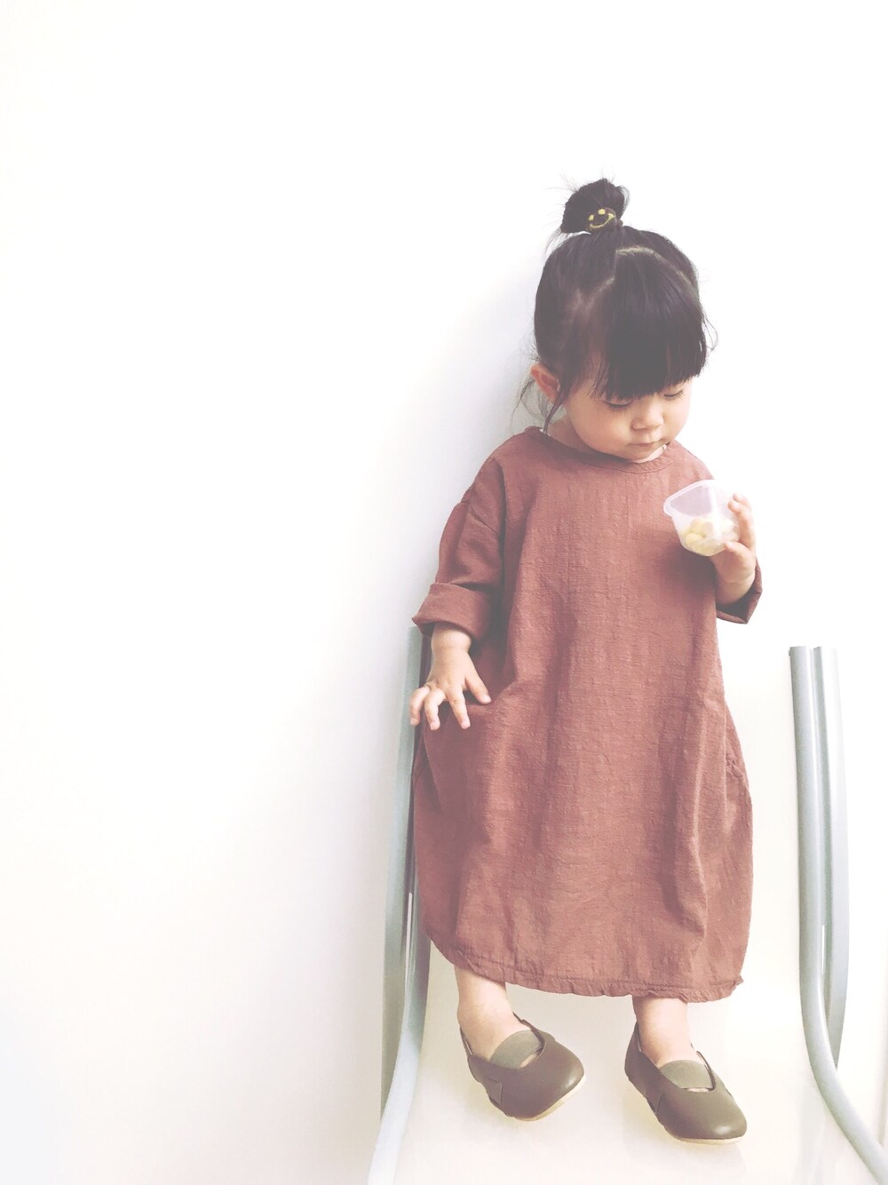 「休日スタイル、kids、キッズコーデ、おんなのこ、1歳、ワンピース、おだんごヘアー、韓国子供服」｜「koriaのshoes holic cinq （シューズ、グレー系）」を使った、emma*◡̈**さん（キッズ・70cm）の春コーディネートの1枚目の写真