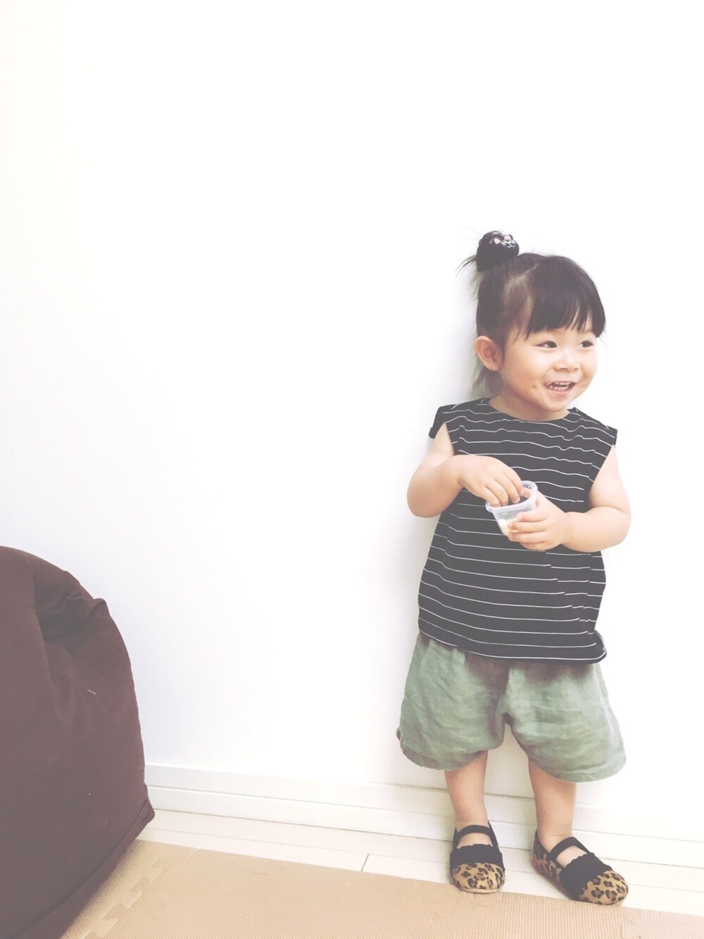 「kids、おんなのこ、お団子ヘアー、ノースリーブ、セーラーカラー、短パン、レオパード、ひょう柄、グリーンフェス❹、保育園コーデ」｜「koriaのノースリーブセーラー（Tシャツ/カットソー、ブラック系）」を使った、emma*◡̈**さん（キッズ・70cm）の夏コーディネートの1枚目の写真