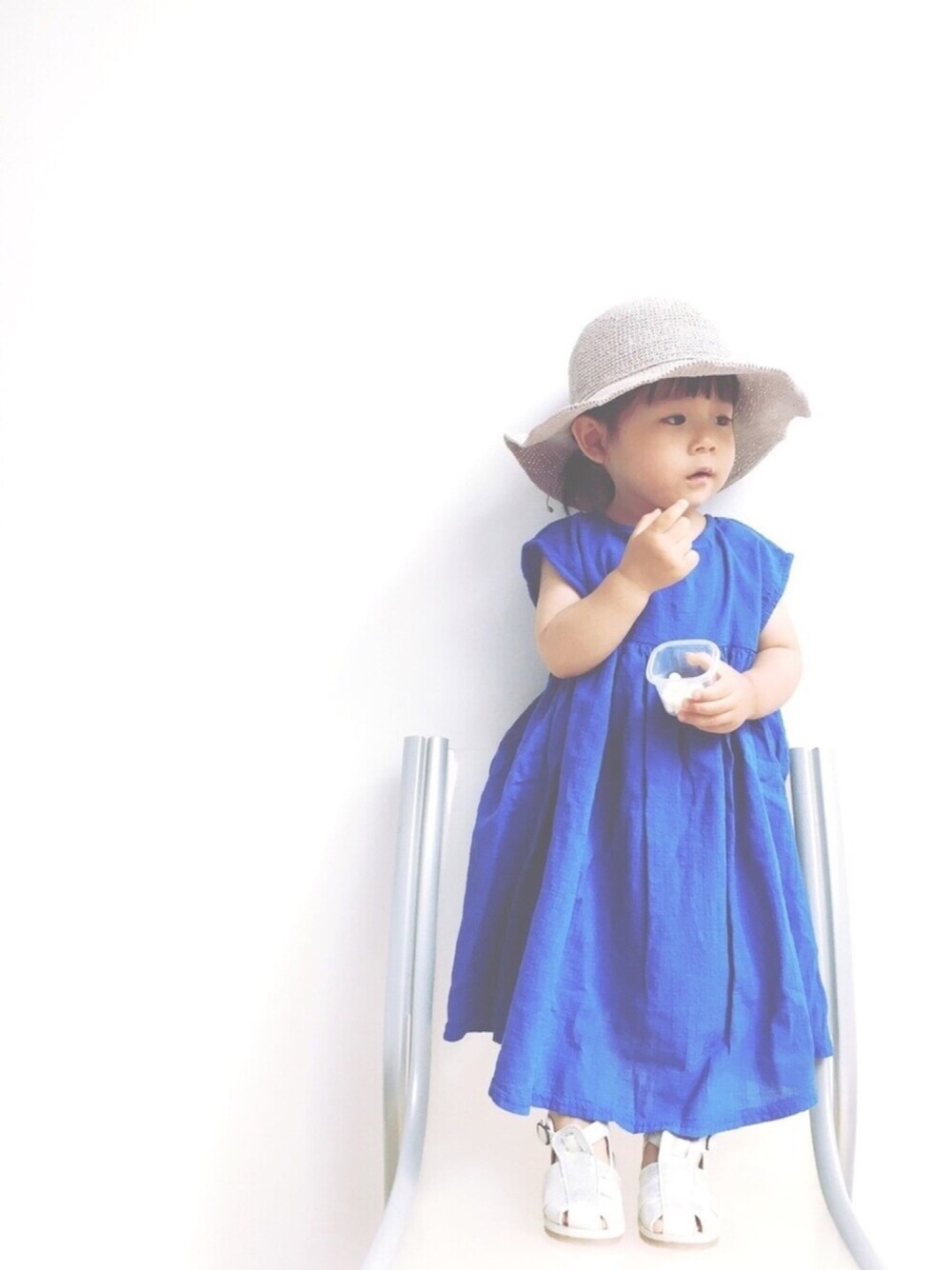 「kids、おんなのこ、夏コーデ、休日スタイル、ワンピース、むきわら帽子、サンダル、真っ青、オーバーサイ〜ず」｜「koriaのバックリボンワンピース（ワンピース、ブルー系）」を使った、emma*◡̈**さん（キッズ・70cm）の夏コーディネートの1枚目の写真