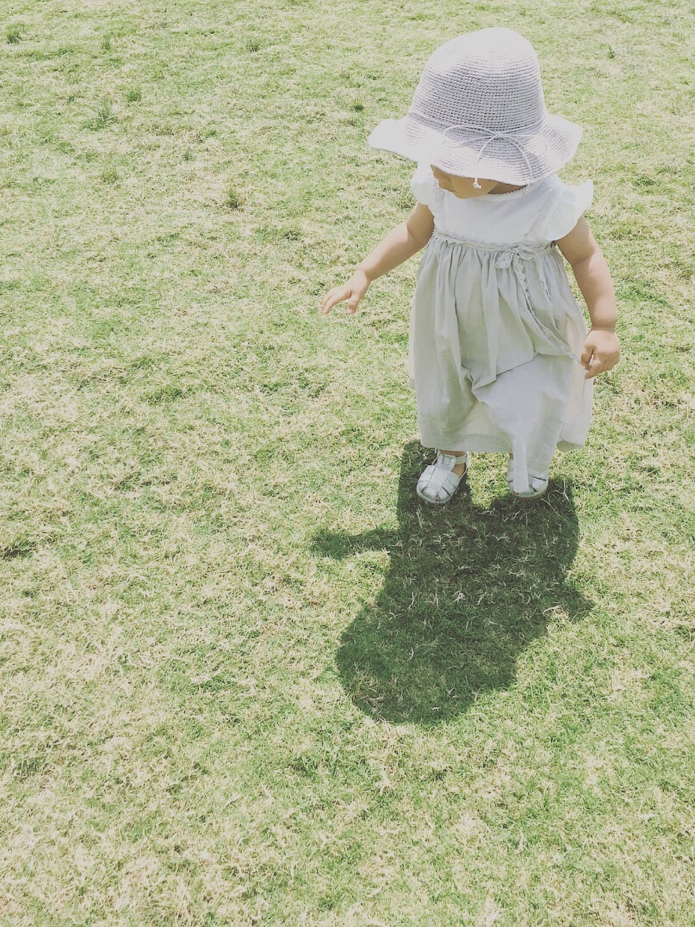 「kids、キッズコーデ、夏、韓国子供服、ワンピース、2歳、おんなのこ、ko-to-ko-to、おだんごヘアー」｜「ko-to-ko-toの花柄リボンヘアクリップ（ヘアピン、その他）」を使った、emma*◡̈**さん（キッズ・80cm）の夏コーディネートの1枚目の写真