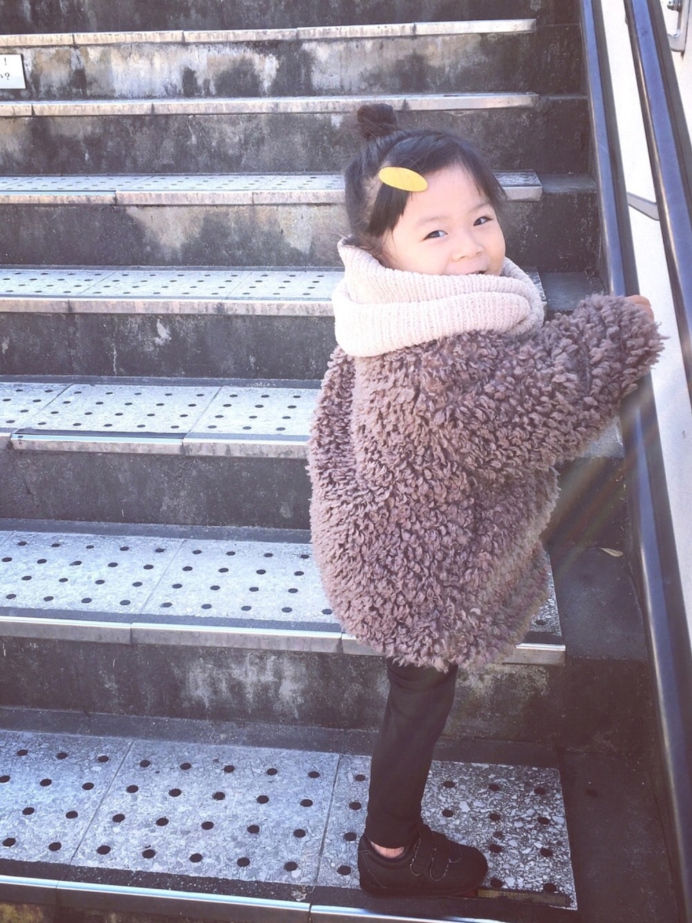 「キッズファッション、キッズコーデ、kids、おんなのこ、2歳、もこもこ、スヌード、おだんごヘアー、韓国子供服、保育園コーデ」｜「koriaのアイテム（ジャケット/アウター、ブラウン系）」を使った、emma*◡̈**さん（キッズ・90cm）の秋コーディネートの1枚目の写真