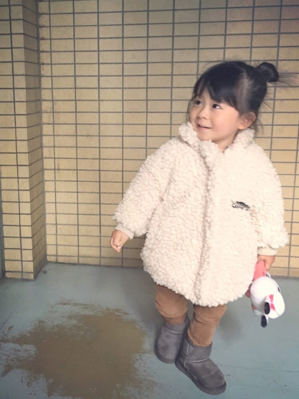 「冬コーデ、kids、キッズコーデ、おんなのこ、2歳、韓国子供服、もこもこ、おだんごヘアー、ブーツ、プチプラ」｜「koriaのアイテム（ジャケット/アウター、ベージュ系）」を使った、emma*◡̈**さん（キッズ・90cm）の冬コーディネートの1枚目の写真