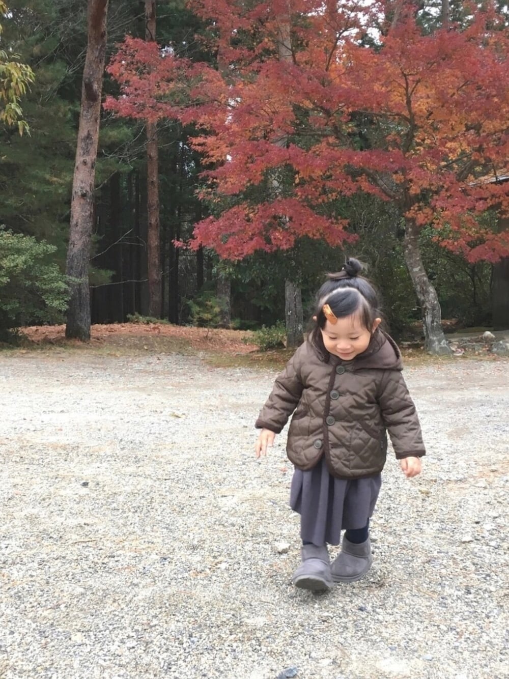 「冬コーデ、おんなのこ、キッズコーデ、2歳、お団子ヘアー、ワンピース、ブーツ、シンプルコーデ、カジュアル、韓国子供服」｜「quoti use fithの中綿キルトジャケット（その他アウター、グリーン系）」を使った、emma*◡̈**さん（キッズ・90cm）の冬コーディネートの1枚目の写真