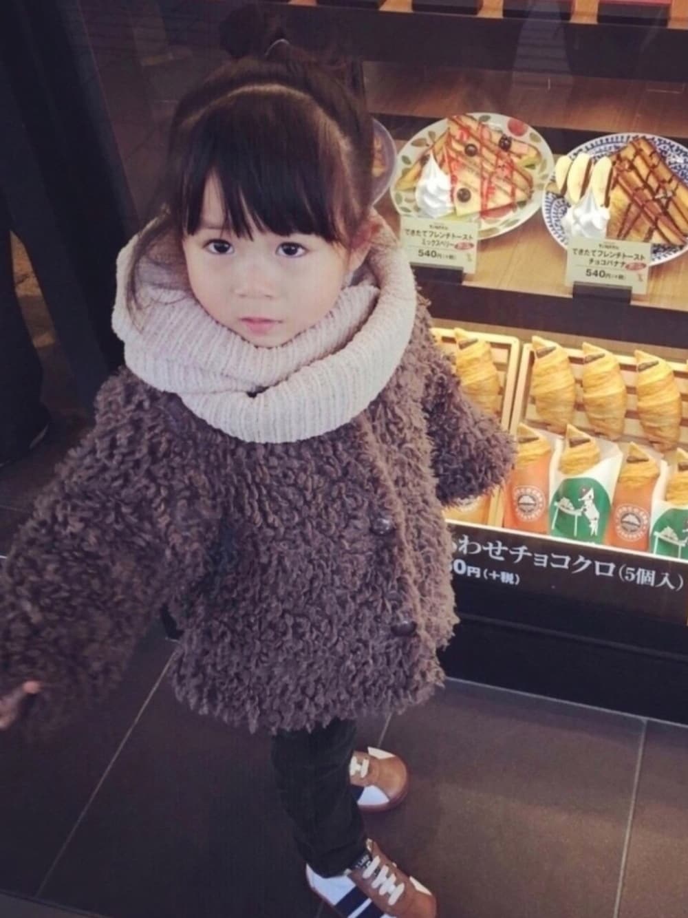 「シンプルコーデ、kids、おんなのこ、2歳、カジュアルコーデ、韓国子供服、おだんごヘアー、コーディロイパンツ、スヌード、3時のおやつ生誕祭」｜「koriaのアイテム（ジャケット/アウター、ブラウン系）」を使った、emma*◡̈**さん（キッズ・90cm）の冬コーディネートの1枚目の写真