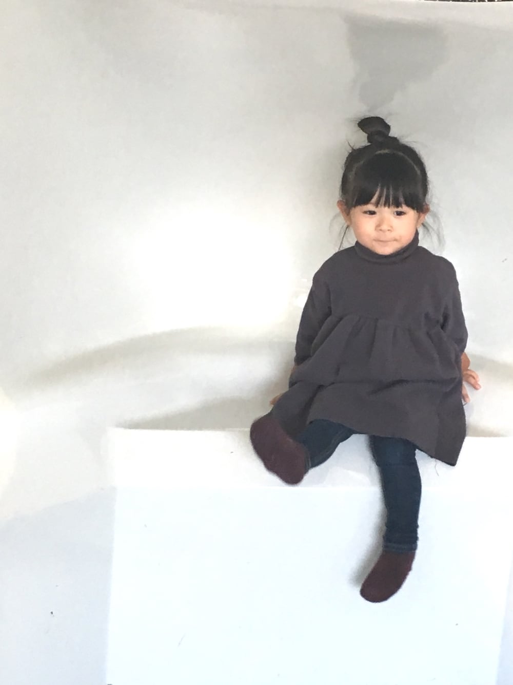「キッズファッション、カジュアルコーデ、シンプル、kids、2歳、おんなのこ、おだんごヘアー、韓国子供服、スキニーデニム、ワンピース」｜「koriaのアイテム（ワンピース、グレー系）」を使った、emma*◡̈**さん（キッズ・90cm）の春コーディネートの1枚目の写真