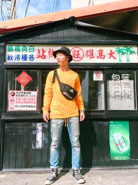 「PULL&BEAR（プルアンドベア）のアイテム（Tシャツ/カットソー）」を使った、Lion Leeさん（メンズ・175cm）の冬コーディネート