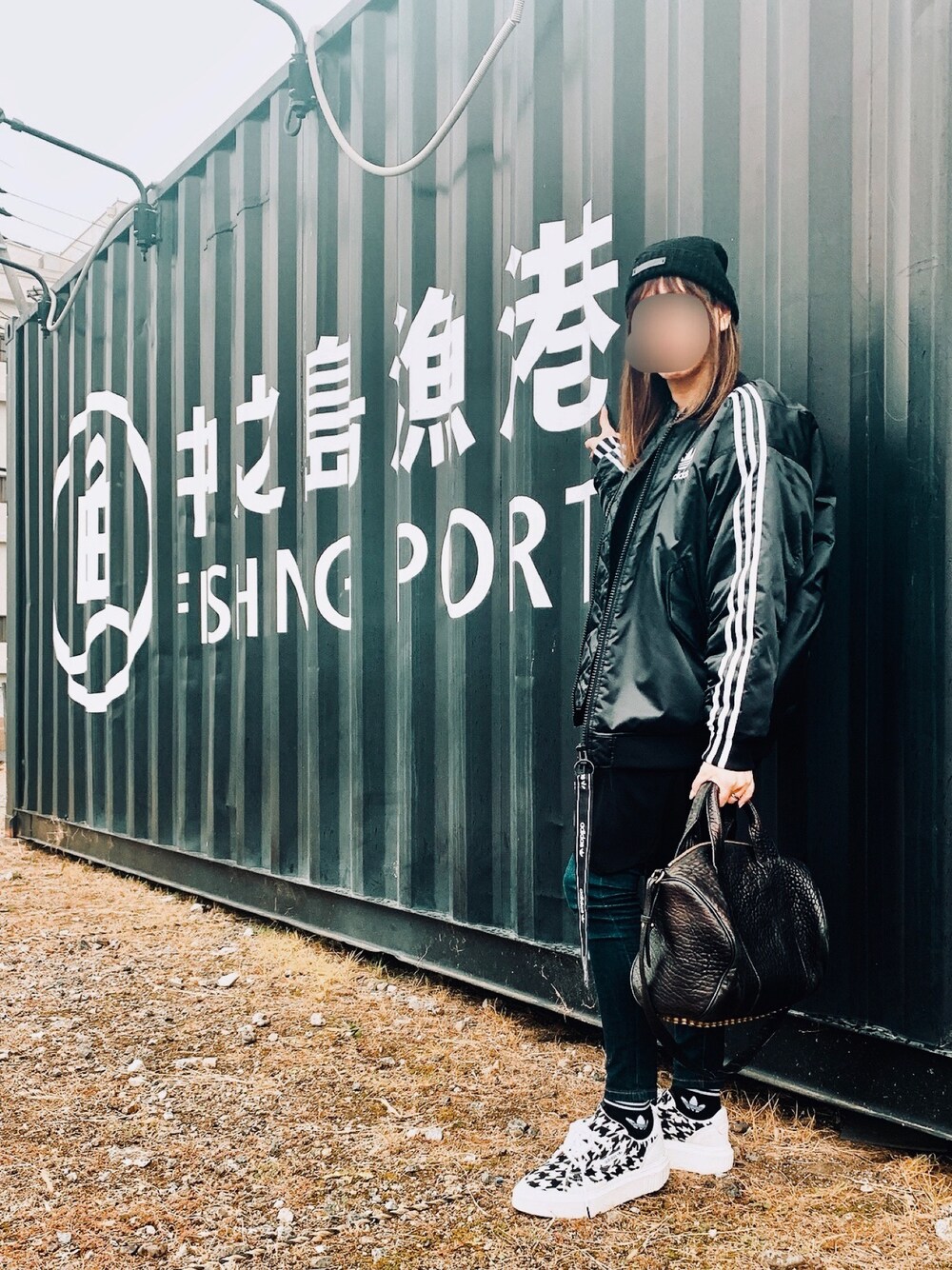 「年末WEAR感謝祭、冬コーデ、やっぱりストリートが好き、スニーカーコーデ、スニーカー女子、Alexander Wang、adidas originals、LouisVuitton、ZARA」｜「LOUIS VUITTONのアイテム（ニットキャップ/ビーニー、ブラック系）」を使った、sa222さん（レディース・162cm）の冬コーディネートの1枚目の写真