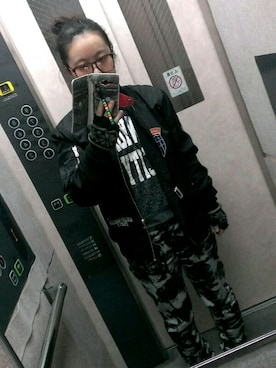 「迷彩パンツ」｜「アイテム（ニット/セーター）」を使った、ささはるさん（レディース・153cm）の春コーディネート