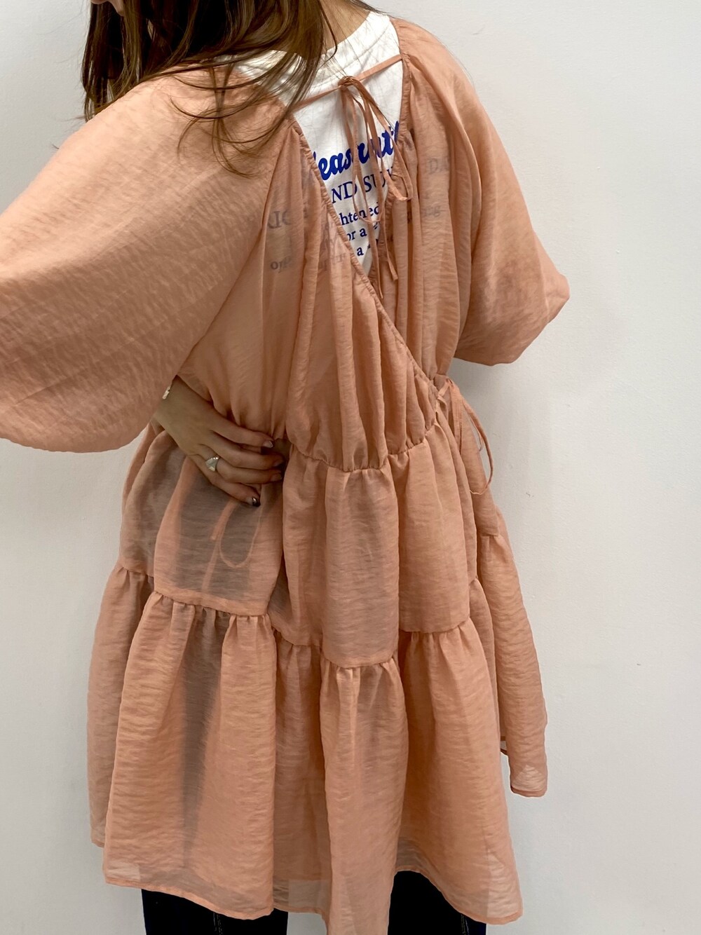 オレンジ系のチュニック、ホワイト系のTシャツ/カットソーを着用したレディースの夏コーディネートの1枚目の写真